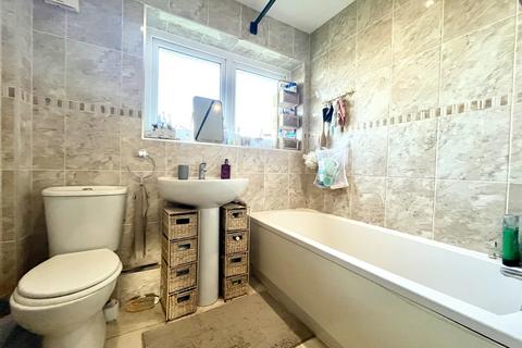 2 bedroom maisonette for sale, Bridge Road, Chessington, Surrey. KT9 2RX