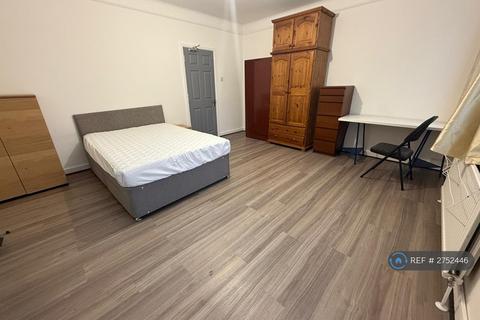 1 bedroom in a house share to rent, The Limes Avenue, London, N11