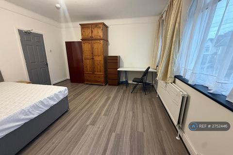 1 bedroom in a house share to rent, The Limes Avenue, London, N11