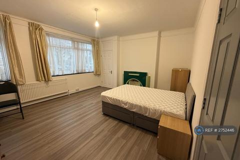 1 bedroom in a house share to rent, The Limes Avenue, London, N11