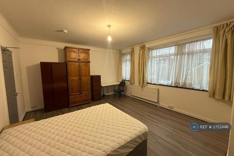 1 bedroom in a house share to rent, The Limes Avenue, London, N11
