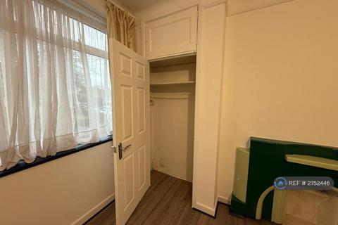 1 bedroom in a house share to rent, The Limes Avenue, London, N11