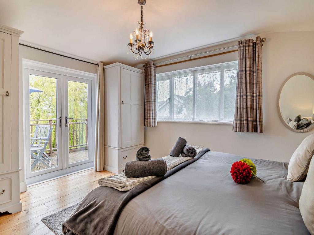 Beauty villa bed 3