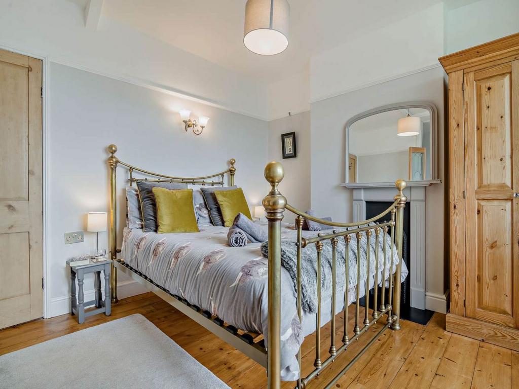 Beauty villa bed 1