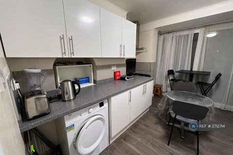 1 bedroom in a house share to rent, The Limes Avenue, London, N11