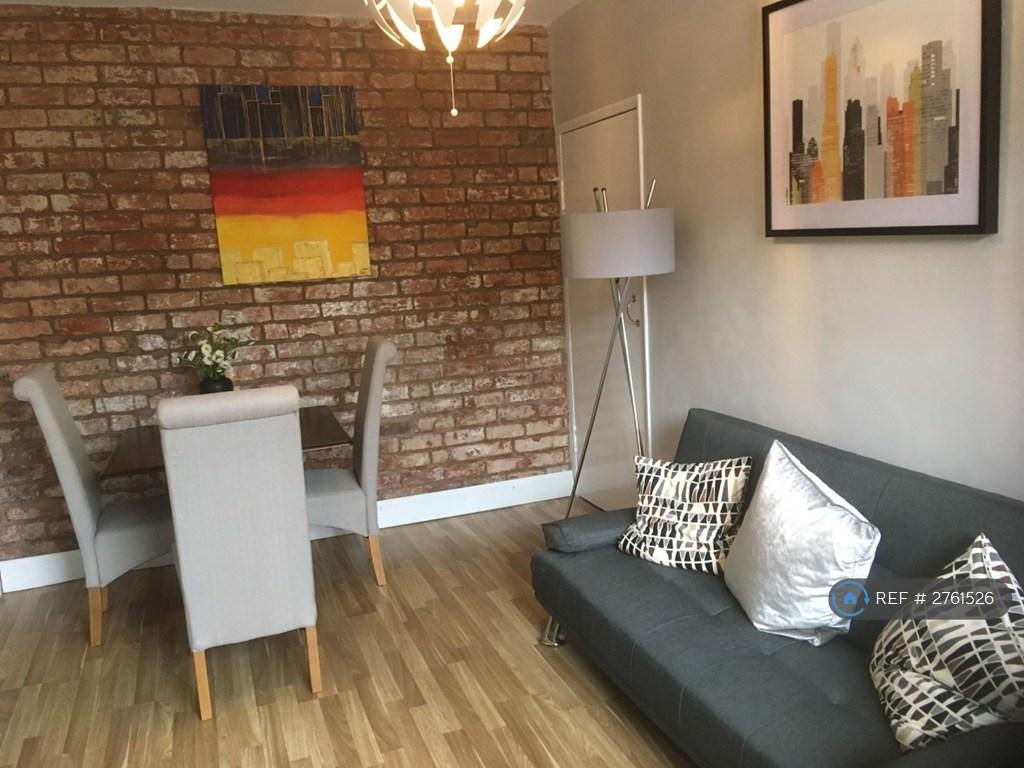 Lounge/Dining Area