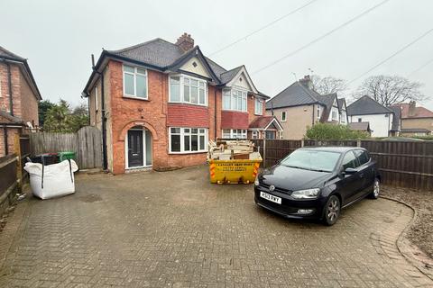 3 bedroom semi-detached house to rent, Langley Road, Slough. SL3 7EG.
