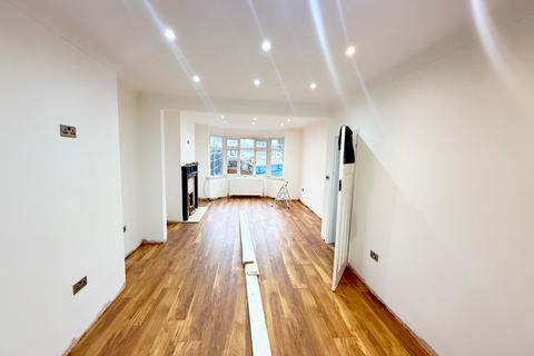 3 bedroom semi-detached house to rent, Langley Road, Slough. SL3 7EG.