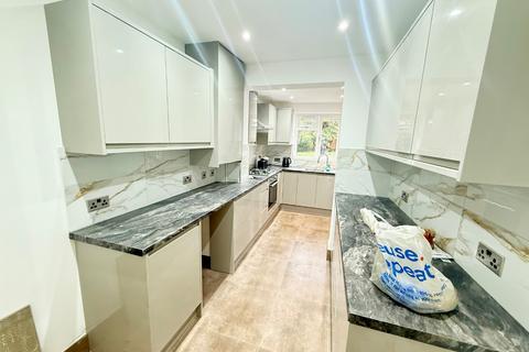 3 bedroom semi-detached house to rent, Langley Road, Slough. SL3 7EG.
