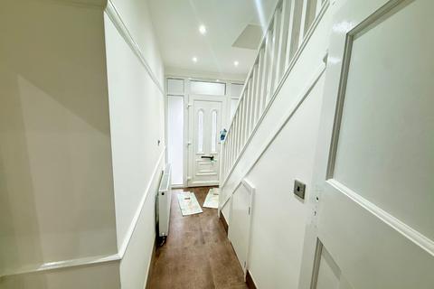 3 bedroom semi-detached house to rent, Langley Road, Slough. SL3 7EG.