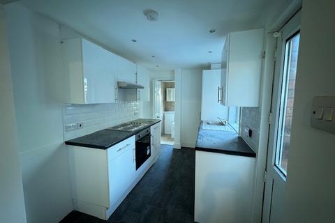 3 bedroom terraced house to rent, Ridgway Road, Luton LU2