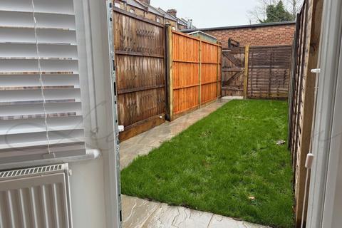 2 bedroom flat to rent, St John's Road, Isleworth, TW7