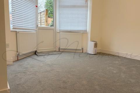 2 bedroom flat to rent, St John's Road, Isleworth, TW7