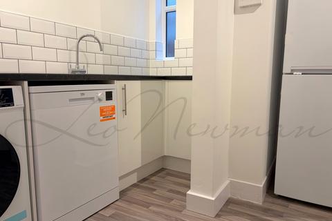 2 bedroom flat to rent, St John's Road, Isleworth, TW7