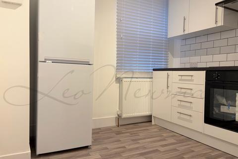 2 bedroom flat to rent, St John's Road, Isleworth, TW7