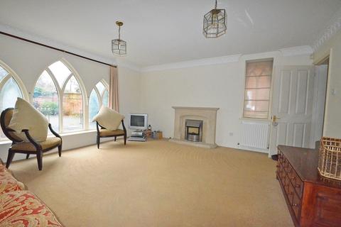 3 bedroom terraced house to rent, High Street, Ascot, Berkshire
