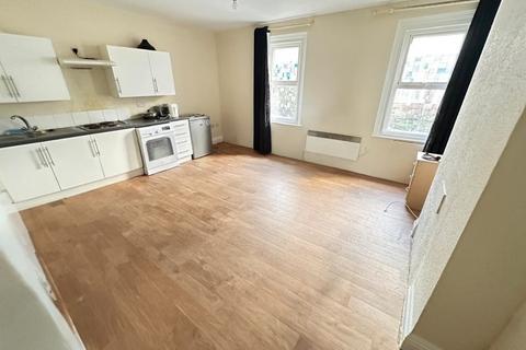 Studio to rent, Flat 4, 36 Ashburnham Road, Luton, Bedfordshire, LU1 1JR