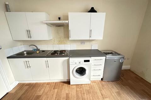 Studio to rent, Flat 4, 36 Ashburnham Road, Luton, Bedfordshire, LU1 1JR