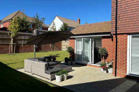4 bedroom detached house for sale, Hoadley Avenue, Burgess Hill, RH15