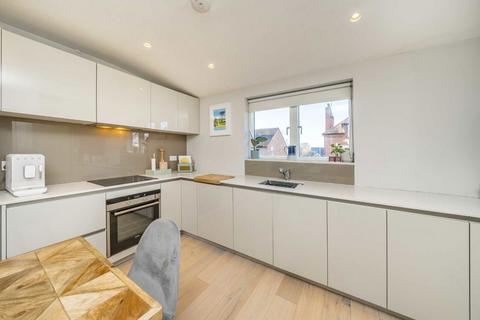 2 bedroom flat for sale, Valley Road, London SW16