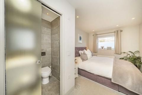 2 bedroom flat for sale, Valley Road, London SW16
