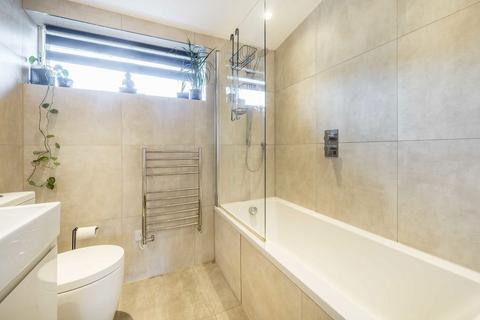 2 bedroom flat for sale, Valley Road, London SW16
