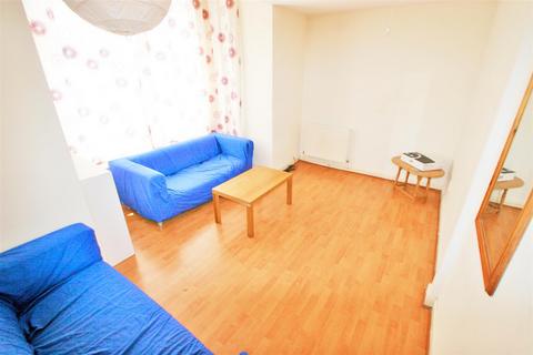 3 bedroom apartment to rent, North Hill Road, Hyde Park, Leeds, LS6 2EN