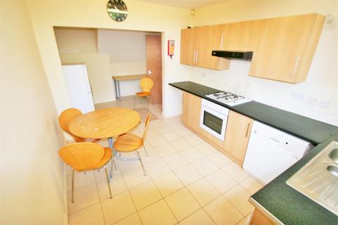 3 bedroom apartment to rent, North Hill Road, Hyde Park, Leeds, LS6 2EN