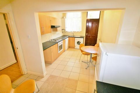 3 bedroom apartment to rent, North Hill Road, Hyde Park, Leeds, LS6 2EN
