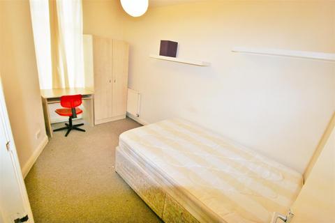 3 bedroom apartment to rent, North Hill Road, Hyde Park, Leeds, LS6 2EN