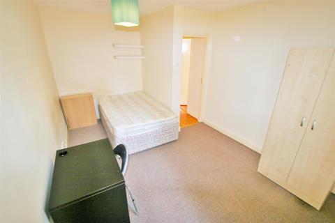 3 bedroom apartment to rent, North Hill Road, Hyde Park, Leeds, LS6 2EN