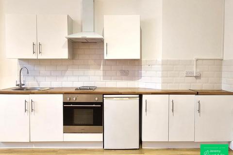 Studio to rent, Princes Avenue, Muswell Hill