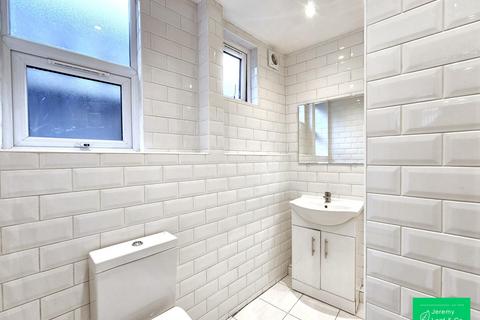 Studio to rent, Princes Avenue, Muswell Hill