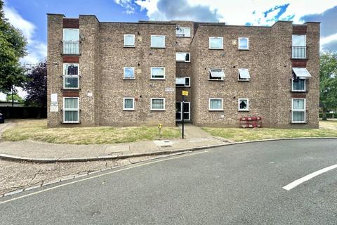 2 bedroom flat to rent, Highlands Close, Hounslow
