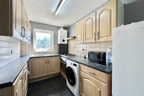 2 bedroom flat to rent, Highlands Close, Hounslow