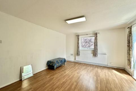 2 bedroom flat to rent, Highlands Close, Hounslow
