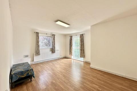 2 bedroom flat to rent, Highlands Close, Hounslow