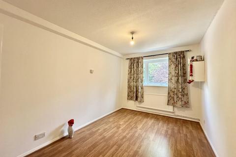 2 bedroom flat to rent, Highlands Close, Hounslow