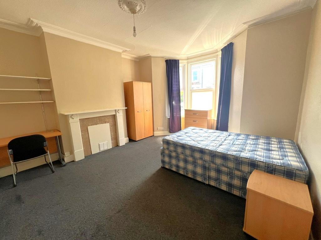 Bright single bedroom with a bay window letting...