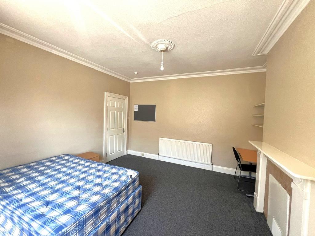 Bright, well-presented double bedroom with high...