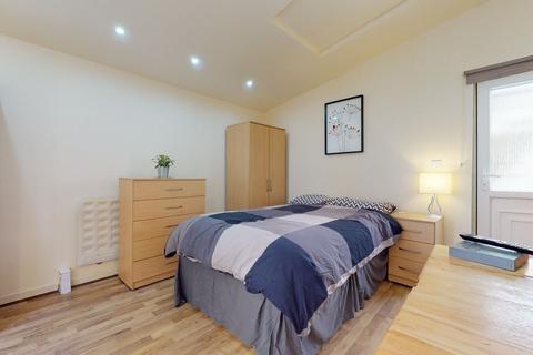 Studio to rent, Anson Road