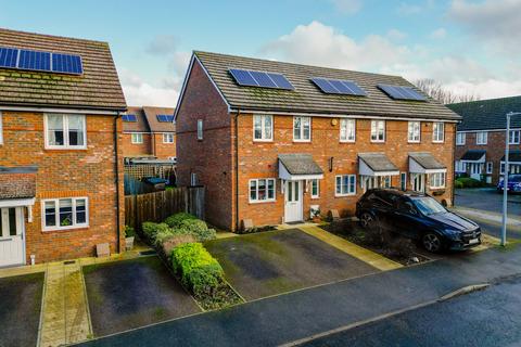 2 bedroom end of terrace house for sale - Honeysuckle Place, Aylesbury HP22