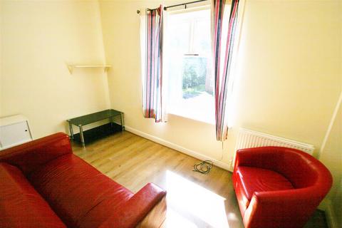 3 bedroom apartment to rent, North Hill Road, Hyde Park, Leeds. LS6 2EN