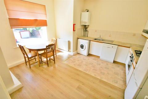 3 bedroom apartment to rent, North Hill Road, Hyde Park, Leeds. LS6 2EN