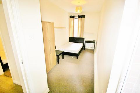 3 bedroom apartment to rent, North Hill Road, Hyde Park, Leeds. LS6 2EN