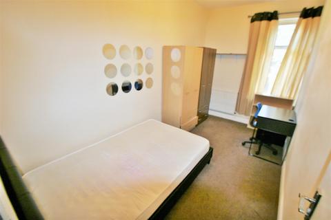 3 bedroom apartment to rent, North Hill Road, Hyde Park, Leeds. LS6 2EN