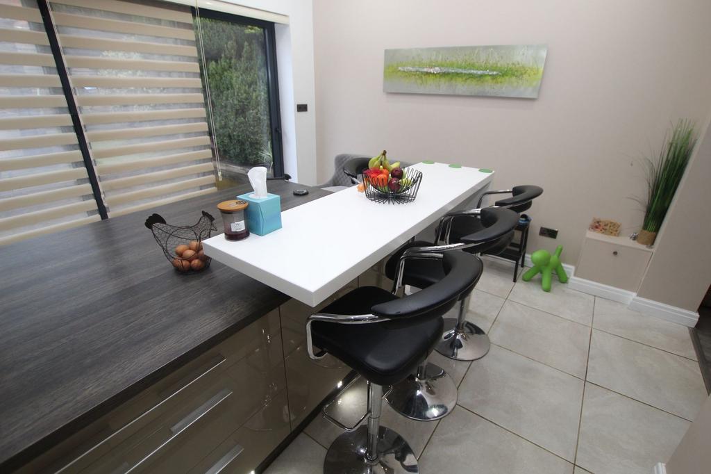 Kitchen (with island)