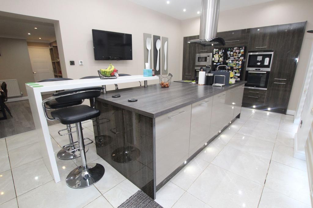Kitchen (with island)