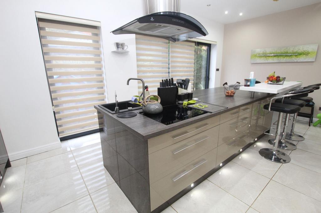 Kitchen (with island)