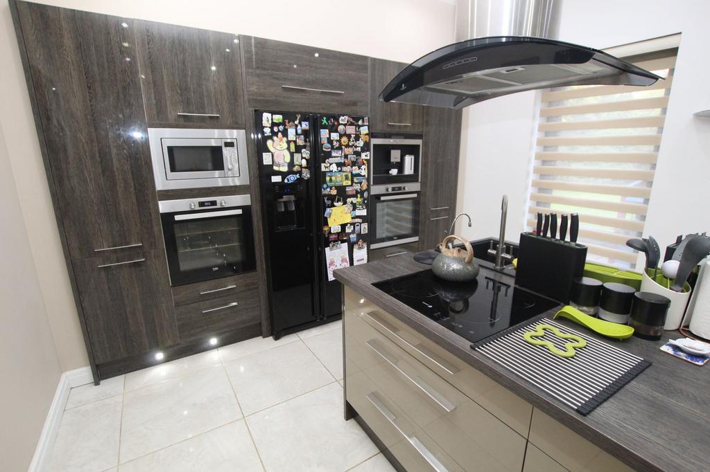 Kitchen (with island)